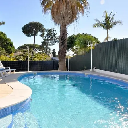 Walking Distance To The Centre 4 Bed. Private Pool *