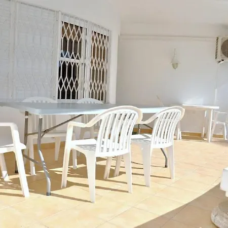 Walking Distance To The Centre 4 Bed. Private Pool *