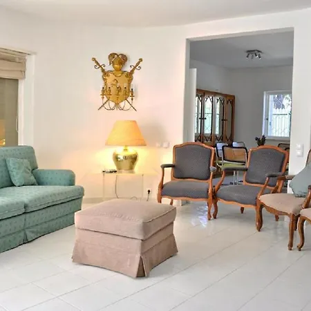 Walking Distance To The Centre 4 Bed. Private Pool * Quarteira