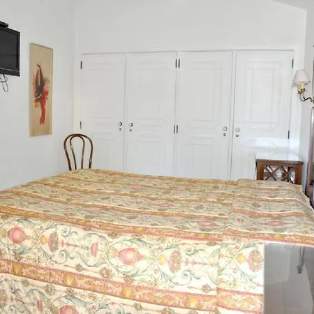Villa Walking Distance To The Centre 4 Bed. Private Pool Quarteira